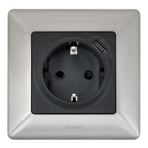 Legrand Valena LIFE Black. Силовая розетка 2КЗ 16А 250В с защитными шторками. Безвинтовые зажимы. С лицевой панелью. Антрацит.