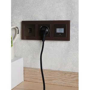 BRITE Розетка 1-местная с заземлением с защитными шторками 16А с USB AC 18Вт РЮш11-1-БрТБ темная бронза IEK