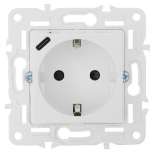 SKANDY Розетка с заземлением с защитными шторками 16А с USB C 18Вт SK-R17W арктический белый IEK