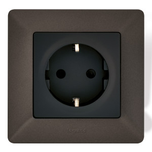 Legrand Valena LIFE Black. Силовая розетка 2КЗ 16А 250В с защитными шторками. Безвинтовые зажимы. С лицевой панелью. Антрацит.