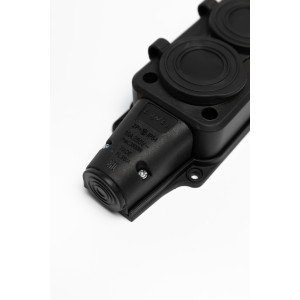 Розетка (колодка) трехместная с крышкам каучук черная 2P+PE 250V 16А IP54 DYNEL