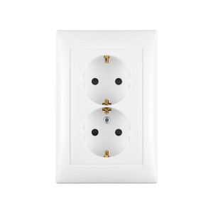 Розетка 2-м СП Valena 16А IP20 2P+E с заземл. защ. шторки немецк. стандарт бел. (DIY-упак.) Leg 694282